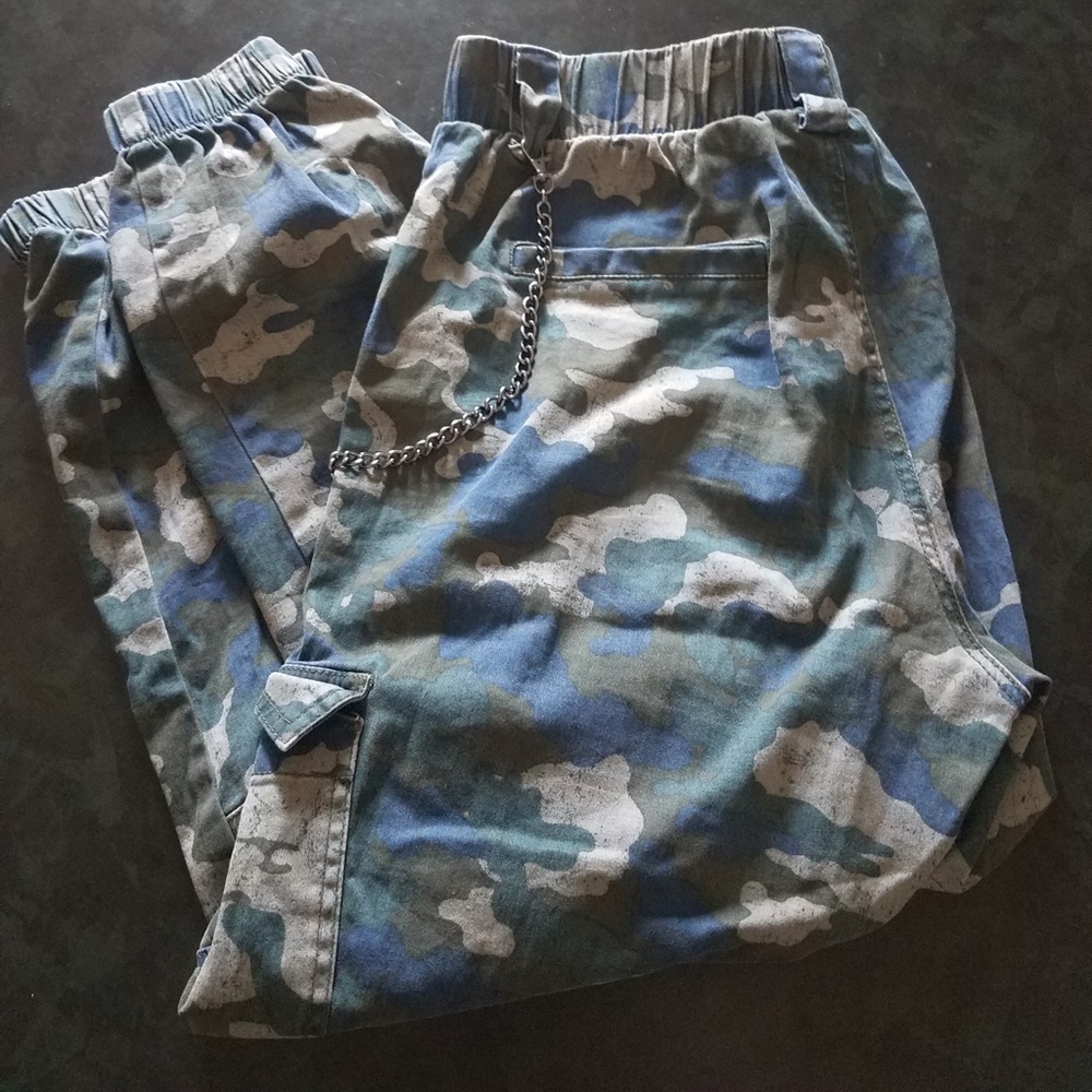 High Rise Camo street style pants with chain loop